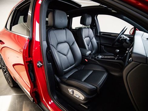 Certified 2026 Porsche Macan image 29