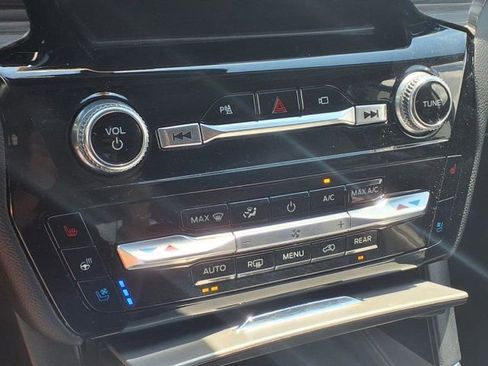 Used 2022 Ford Explorer Limited image 11