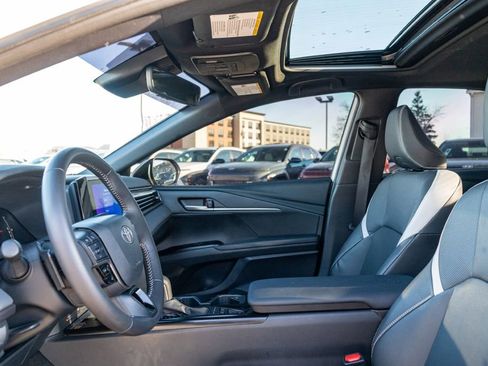 Used 2025 Toyota Camry SE w/ Convenience Package image 23