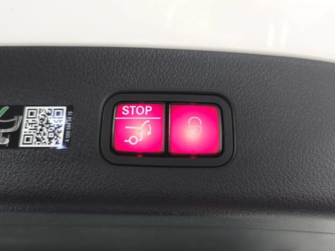 Used 2025 Mercedes-Benz GLC 350e 4MATIC image 27