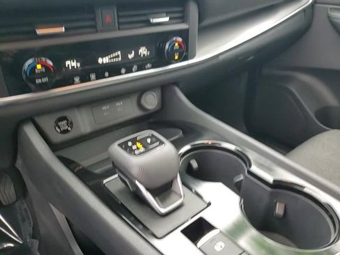 Used 2025 Nissan Rogue SV image 22