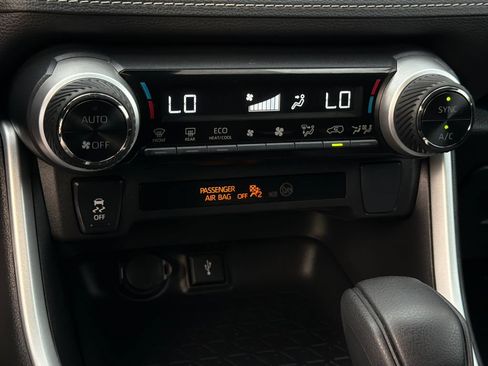 Used 2022 Toyota RAV4 LE AWD/4WD image 28