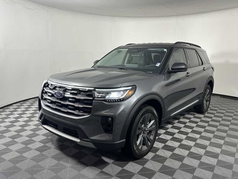 Used 2025 Ford Explorer Active w/ Active Comfort Package AWD/4WD image 3