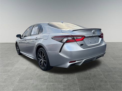 Used 2021 Toyota Camry SE image 3