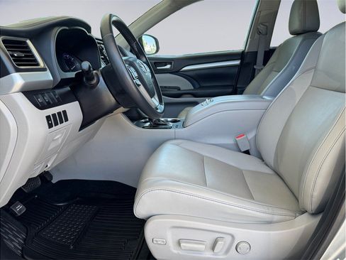 Used 2019 Toyota Highlander XLE AWD/4WD image 10