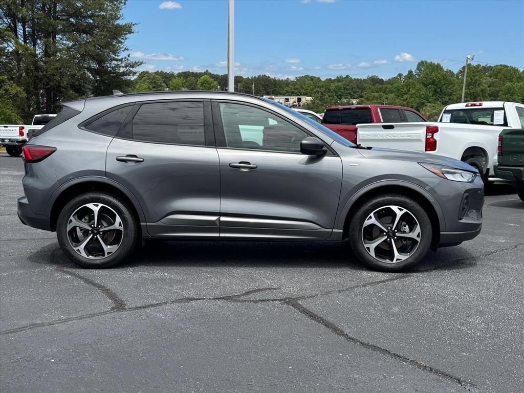 Used 2023 Ford Escape ST-Line Select w/ Tech Pack #2 AWD/4WD image 2