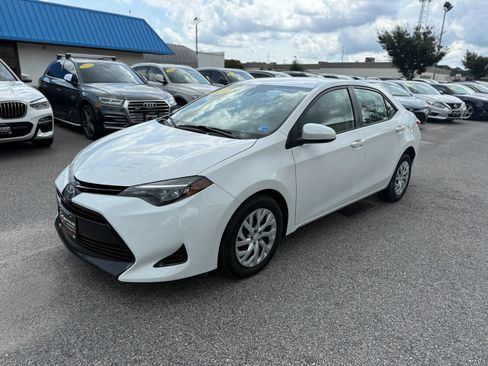 Used 2017 Toyota Corolla LE w/ Carpet Mat Package (TMS) FWD image 4