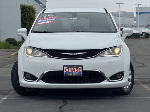 Used 2018 Chrysler Pacifica Touring Plus image 2