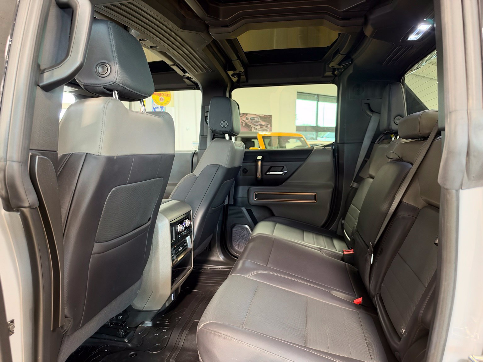 Used 2025 GMC Hummer EV 2X w/ LPO, Illumination Package AWD/4WD image 16