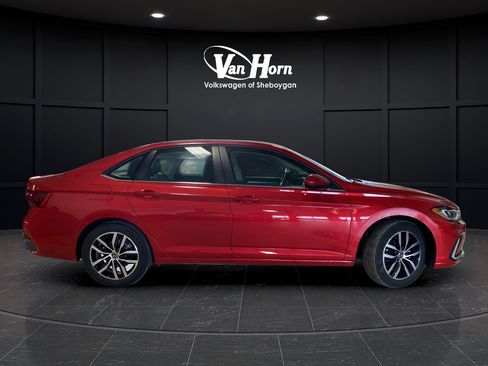 Used 2025 Volkswagen Jetta SE FWD image 8