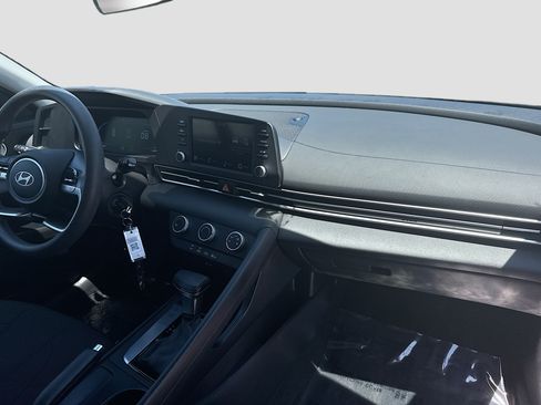 Used 2025 Hyundai Elantra SE FWD image 29