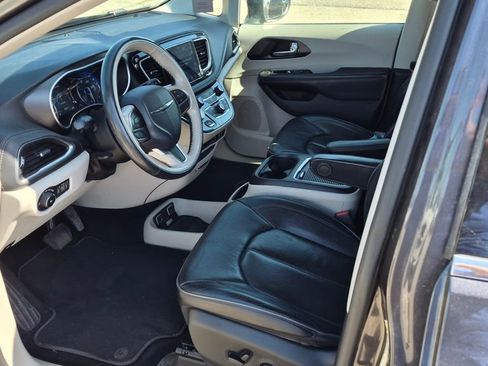 Used 2020 Chrysler Pacifica Limited FWD image 11