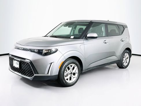 Used 2025 Kia Soul LX w/ LX Technology Package FWD image 3