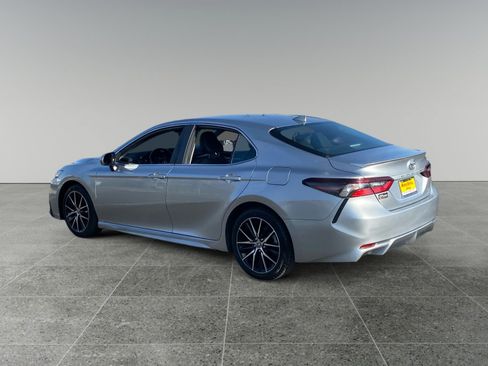 Used 2024 Toyota Camry SE FWD image 3