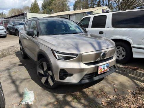 Used 2023 Volvo XC40 Recharge Ultimate image 9
