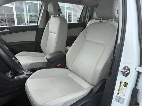 Used 2018 Volkswagen Tiguan SEL AWD/4WD image 34