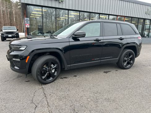 Used 2024 Jeep Grand Cherokee Limited w/ Luxury Tech Group II image 8