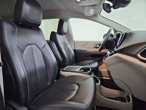 Used 2024 Chrysler Pacifica Touring-L image 21