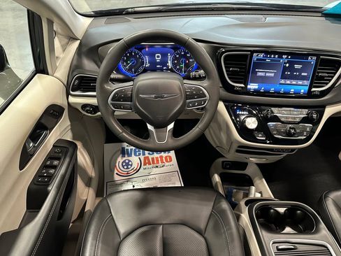 Used 2024 Chrysler Pacifica Touring-L FWD image 27