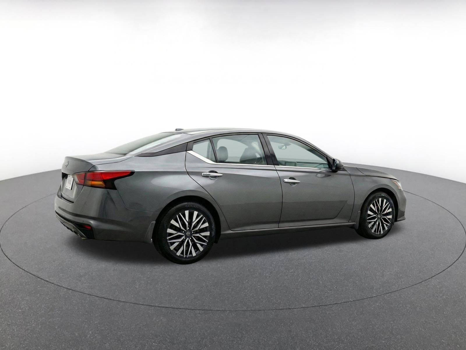 Used 2025 Nissan Altima 2.5 SV FWD image 10