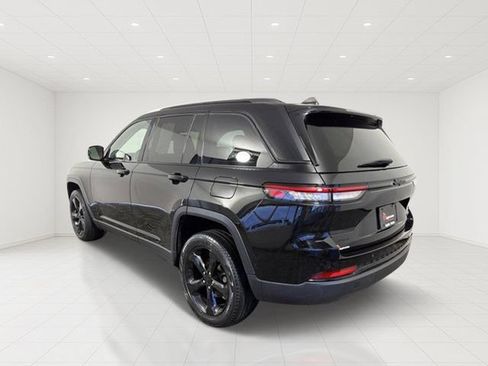 Used 2023 Jeep Grand Cherokee Limited w/ Black Appearance Package AWD/4WD image 4