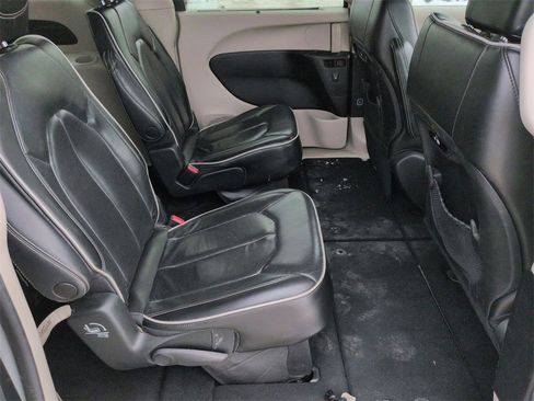 Used 2023 Chrysler Pacifica Limited image 27