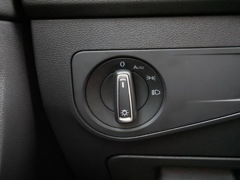 Used 2021 Volkswagen Tiguan SE image 18