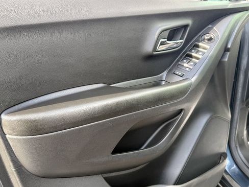 Used 2022 Chevrolet Trax LT w/ LT Convenience Package image 12