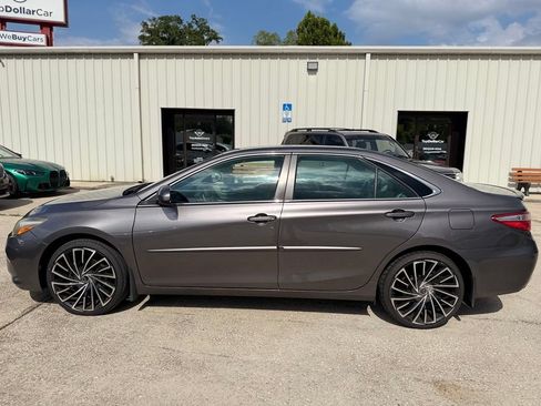 Used 2017 Toyota Camry SE FWD image 2