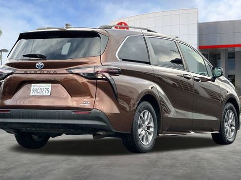 Certified 2023 Toyota Sienna XLE image 5