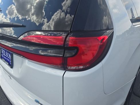 Used 2024 Chrysler Pacifica Limited FWD image 35