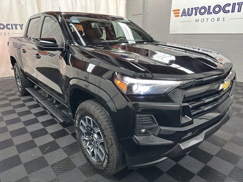 Used 2025 Chevrolet Colorado Z71 w/ Technology Package AWD/4WD image 2