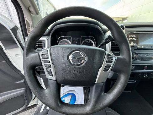 Used 2018 Nissan Titan SV RWD image 11