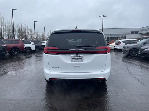 New 2026 Chrysler Pacifica Select image 4