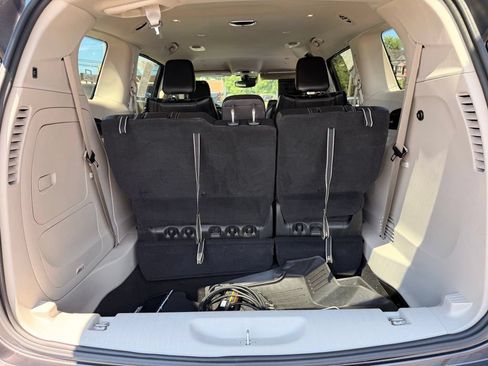 Used 2022 Chrysler Pacifica Touring-L w/ Uconnect Theater Family Group FWD image 9
