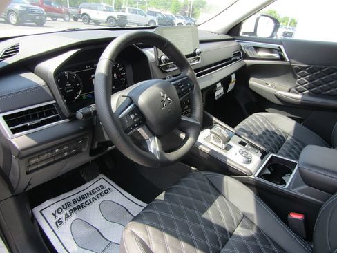 Used 2025 Mitsubishi Outlander 4WD Plug-In Hybrid image 11