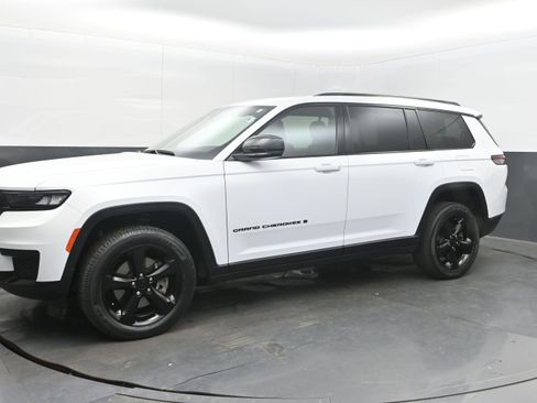 Used 2024 Jeep Grand Cherokee L Laredo image 4