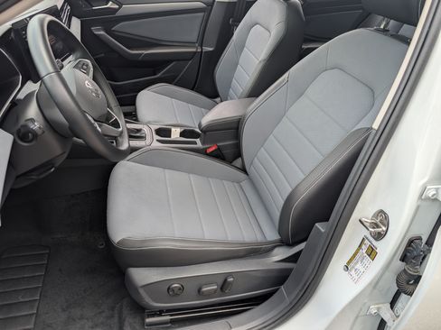 Used 2025 Volkswagen Jetta SE w/ Sunroof Package FWD image 17