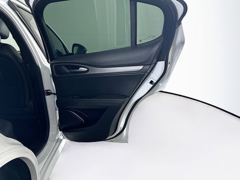 Used 2022 Alfa Romeo Stelvio Veloce image 33