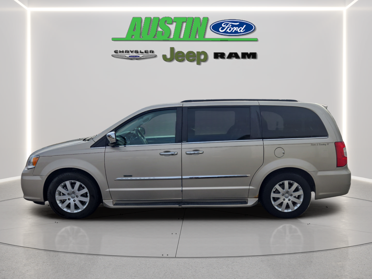 Used 2012 Chrysler Town & Country Touring-L w/ Entertainment Group #2 FWD image 2