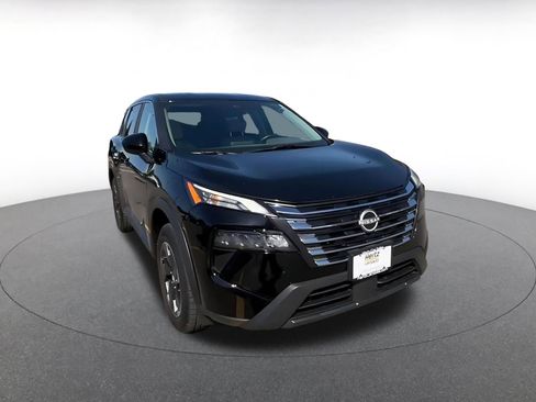 Used 2025 Nissan Rogue SV image 3