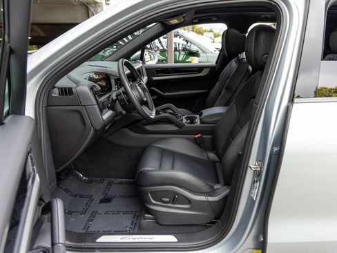 Certified 2025 Porsche Cayenne AWD/4WD image 25