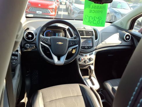 Used 2016 Chevrolet Trax LT w/ LT Sun and Sound Package FWD image 8