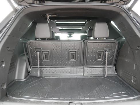 Used 2023 Chevrolet Traverse LT w/ LT Premium Package AWD/4WD image 18