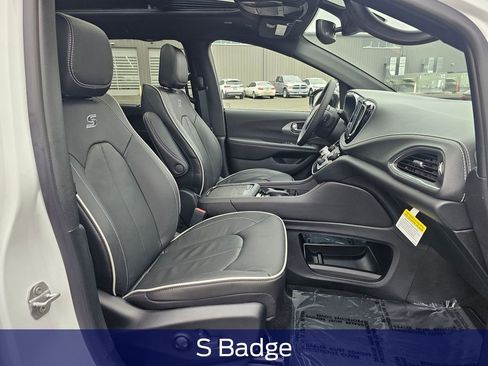 New 2026 Chrysler Pacifica Limited w/ S Appearance Package image 19