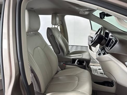 Used 2017 Chrysler Pacifica Touring-L FWD image 32