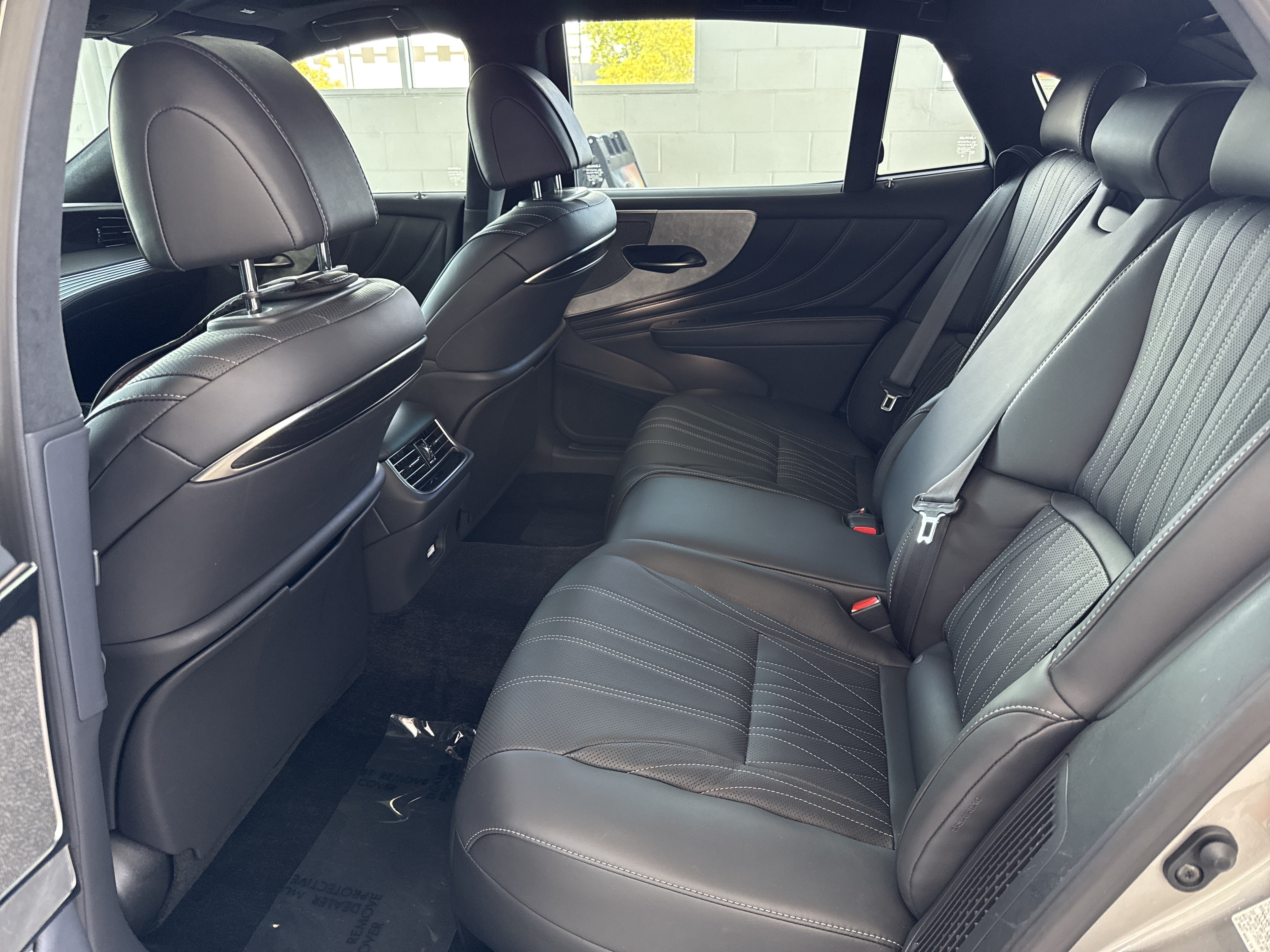 Used 2023 Lexus LS 500h AWD w/ Luxury Package image 4