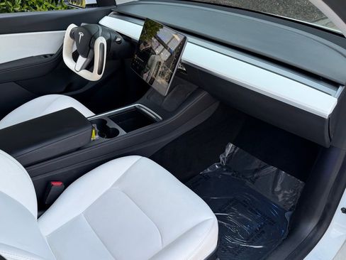 Used 2021 Tesla Model Y Long Range image 32