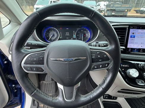 Used 2021 Chrysler Pacifica Touring-L w/ Uconnect Theater Family Group image 27