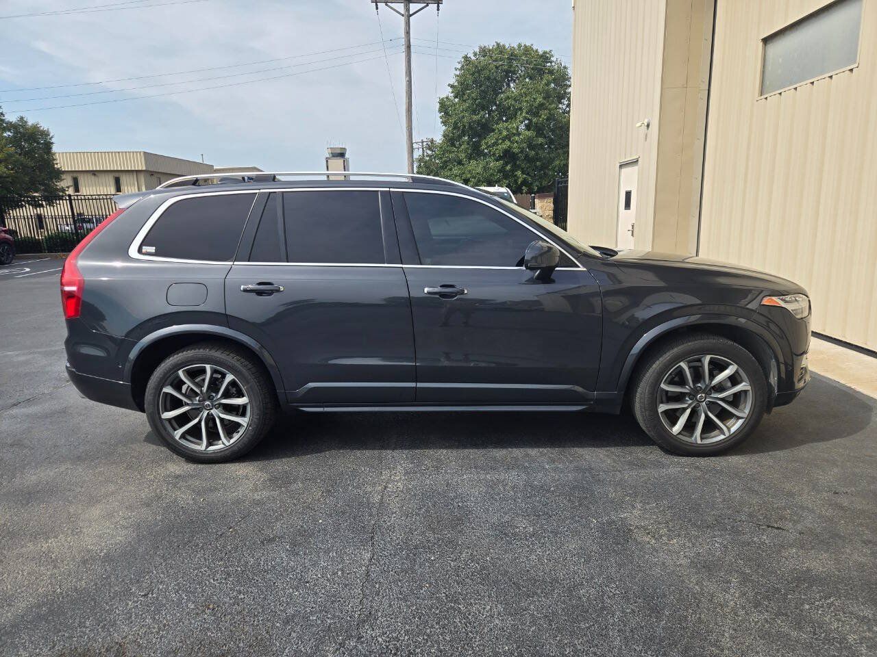 Used 2017 Volvo XC90 T6 Momentum w/ Vision Package AWD/4WD image 5